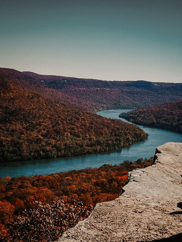 A view of the Tennessee River from Snooper's Rock.